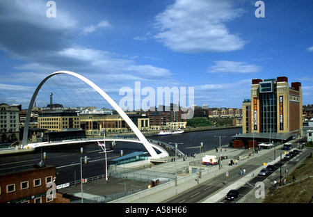 Dramatischen Blick auf den Bogen von der Millennium Bridge überspannt den Tyne zwischen Newcastle und Gateshead Stockfoto