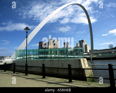 Dramatischen Blick auf den Bogen von der Millennium Bridge überspannt den Tyne zwischen Newcastle und Gateshead Stockfoto