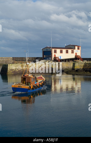 dh ST ABBS GRENZEN Scottish RNLI Rettungsboot Station Shed Fischerboot Abfahrt Hafen schottland Fischermeer großbritannien Stockfoto