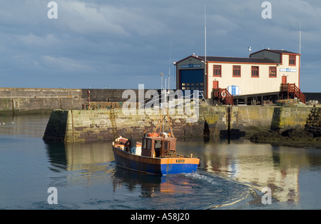 dh RNLI Rettungsbootstation ST ABBS BORDERS Fischerboot verlässt Hafen schottland berwickshire schottische Boote vereinigtes königreich Traditionelles großbritannien Stockfoto