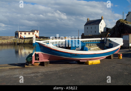 dh ST ABBS BORDERS Scottish Fishing Boat Harbour RNLI Rettungsbootstation an Piers entlang der schottischen Hafenboote Stockfoto