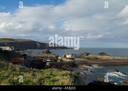 dh St Abbs Head Schottland ST ABBS GRENZT AN Scottish Harbour Küstenfischerdorf RNLI Rettungsboot Station zerklüftete Küste ha Stockfoto