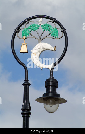 dh CATHEDRAL SQUARE GLASGOW Lamp post City Emblem elektrisches Licht Glasgow Wappen Lamppost Logo Symbol Schottland Stockfoto