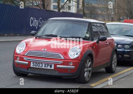 dh Red Mini Cooper CARS UK SCHOTTLAND EIN Auto geparkt Straße Glasgow bmw City Parkplatz motorcar Stockfoto