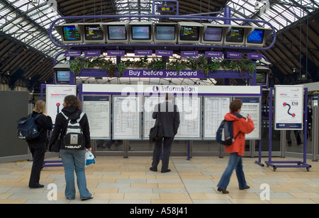 dh Queens Street Station CENTRAL GLASGOW Looking Abfahrtsinformationstafel Bahnabfahrt Bahnausfahrt Bahnausfahrten Bahnausfahrten Bahnausfahrten Bahnausfahrten Personen schottland Stockfoto