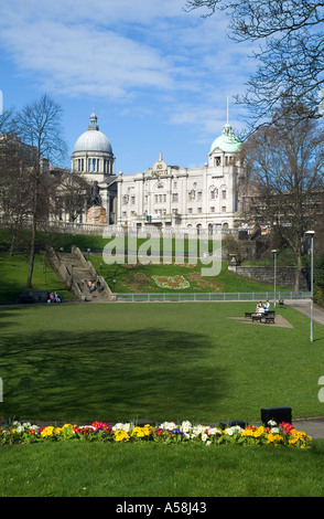 dh seine Majestys Theater UNION TERRASSE GARTEN ABERDEEN SCHOTTLAND Menschen Entspannende Parklandschaft mit Blumenbeeten in öffentlichen Gärten Stockfoto