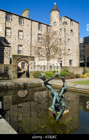 dh PROVOST SKENES HAUS ABERDEEN Sculputor Teich und 17. Jahrhundert Historisches Skene Stadthaus schottland Stockfoto