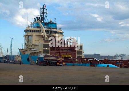 dh Hafen ABERDEEN Survery Schiff und Öl unterstützen Schiff am Kai Öltanker tanken Versorgung Stockfoto