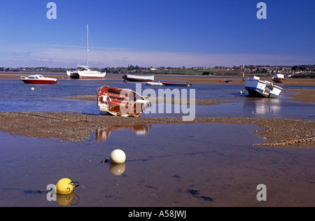 Kleine Freizeitboote vertäut. Fluß Exe bei Exmouth. Devon.  XPL 4804-451 Stockfoto