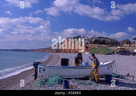 Fischer mit gestrandeten Boot an Budleigh Salterton East Devon XPL 4810-451 Stockfoto