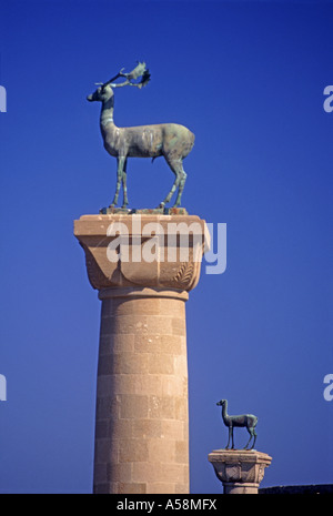 Bronze-Statuen der Hirsche am Eingang zum Mandraki Hafen Rhodos Insel Griechenland.  XPL 4859-456 Stockfoto