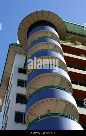Kreisförmige Balkone an einem Stadt-Gebäude Stockfoto