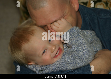 Vater mit seinem kleinen Jungen Zwirnen Stockfoto