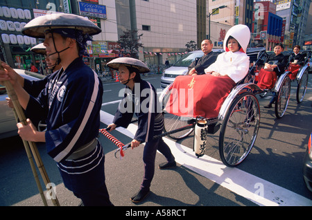 Japan, Tokio, Asakusa, Hochzeit paar in der Rikscha Stockfoto