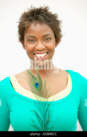 Frau mit Pfauenfeder Stockfoto