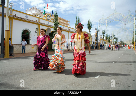 Drei Frauen im Flamenco Kleider auf der Feria von Fuengirola, Costa Del Sol, Spanien Stockfoto