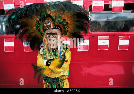 England, London, Carnaval Del Pueblo Festival (Europas größte Latin Street Festival), maskierte Bolivain Teilnehmer Stockfoto