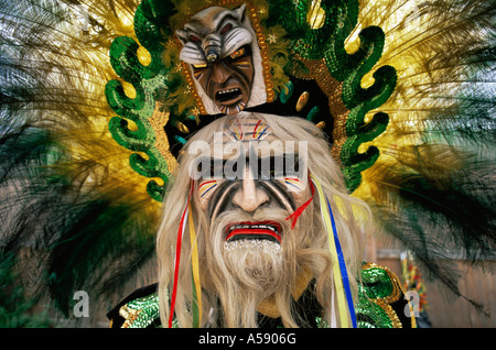 England, London, Carnaval Del Pueblo Festival (Europas größte Latin Street Festival), maskierte Bolivain Teilnehmer Stockfoto