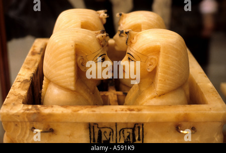 Alabaster Canopic Chest mit Canopic Gläsern. Pharao Tutanchamun aus der 18. Dynastie (ca. 1332–1323 v. Chr.) Grab. Ägyptisches Museum gefunden von Howard Carter, Stockfoto