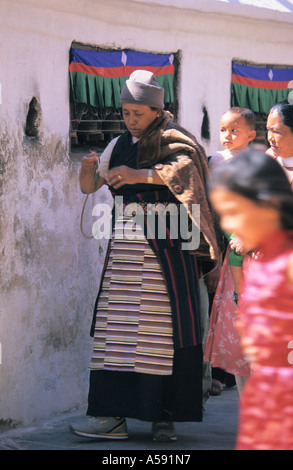 Pilger-Frau mit Kind herumlaufen buddhistischen Stupa von Bodhnath Kathmandu-Nepal Stockfoto