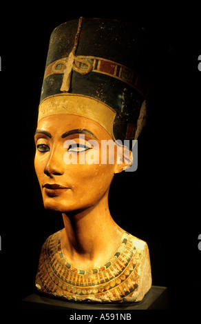 Königin Nefertiti große königliche Ehefrau Pharao Akhenaten, blaue Krone und ausgeklügelte breiter Kragen Amarna Periode 1345 v. Chr Stockfoto