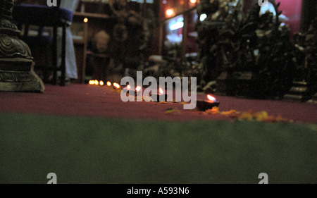 Brennende Kerzen und Blütenblättern auf Shop-Floor im Tihar Fistival Lichter dritten Tag Deepawali Nepals Stockfoto