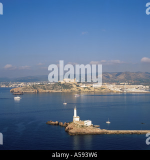 Blick über Botafoc Leuchtturm in Richtung der historischen befestigten Ibiza Stadt, Ibiza, Balearen, Spanien. Stockfoto