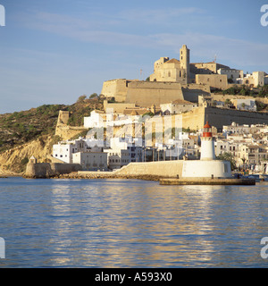 Blick auf die Hafeneinfahrt in Richtung der Hafenmauer und Ibiza Altstadt (Kathedrale Notre-Dame des Schnees + fortificat Stockfoto