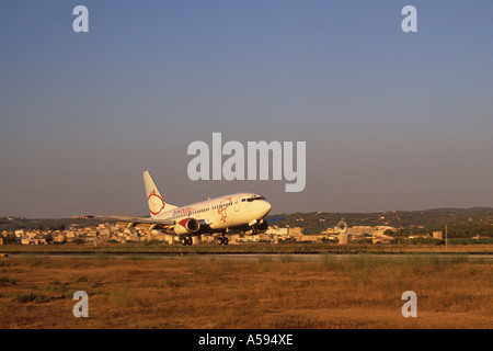 Szene am Flughafen von Palma De Mallorca BMI Baby Boeing 737 600 Reg G BVZH am Abend landen Balearen Spanien 16. Stockfoto