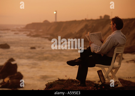 Geschäftsmann, sitzen in outdoor-Büro in der Nähe von Point Arena Lighthouse Kalifornien USA Stockfoto