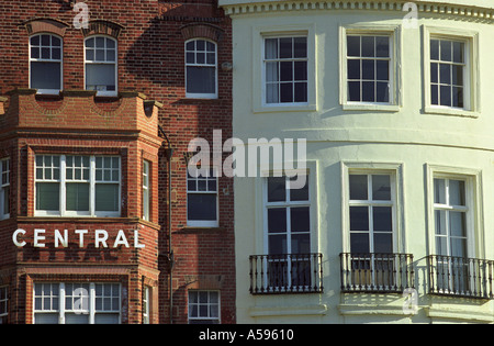 Verschiedene Stilrichtungen nebeneinander in das britische Seebad Brighton Stockfoto