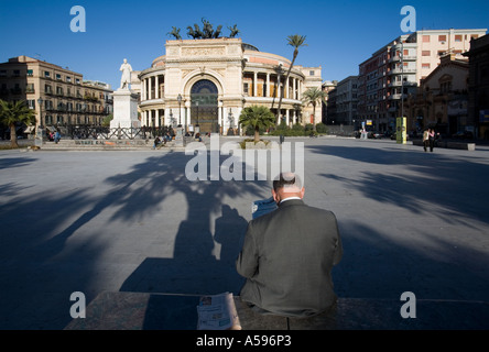 Mann sitzt auf einem Marmor Bank und liest Zeitung La Repubblica Piazza Politeama Palermo Sizilien Stockfoto