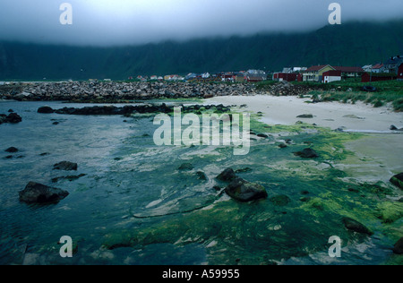 Küste mit Hafen in der Nähe von Andenes einen Platz auf den Vesteralen Inseln vor der Küste von Norwegen Stockfoto