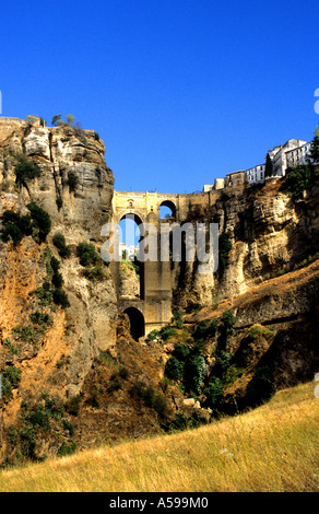 18. Jahrhundert (Brücke) Puente Nuevo überspannt die El Tago Schlucht über den Fluss Guadalevin, Ronda Andalusia Spanien Stockfoto