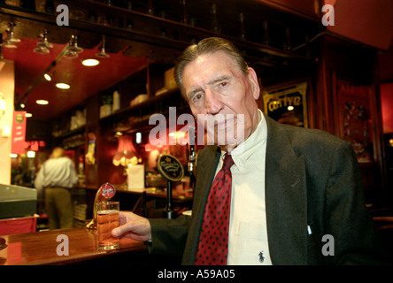 Ehemaliger Gangster 'Mad' Frankie Fraser in der blinde Bettler Pub in Whitechapel London England UK Stockfoto