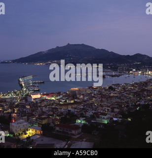 Blick hinunter auf Zakynthos-Stadt und den Hafen in der Abenddämmerung auf der Nordküste der Insel Zakynthos der griechischen Inseln Griechenlands Stockfoto