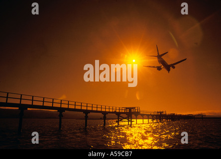Sonnenuntergang Silhouette der Boeing 737 landet auf dem internationalen Flughafen San Francisco Kalifornien Stockfoto