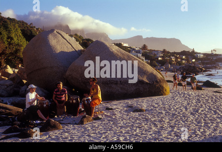 Trommler auf Clifton Beach, Bantry Bay, Kapstadt, Südafrika Stockfoto