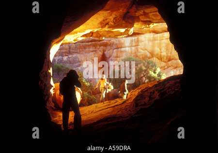 Fotografen fotografieren aus in einer Höhle, Cederberg, Wilderness, Westkap, Südafrika Stockfoto