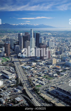 Luftaufnahme von Downtown Los Angeles Civic Center mit Autobahnen und Schnee in den Bergen Stockfoto