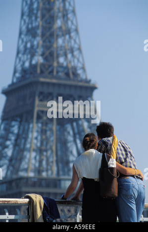 Paar mit Baguette am Pont de Billy in der Nähe von Eiffelturm Stockfoto