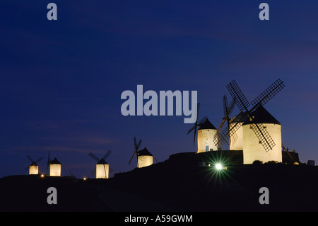 Windmühlen auf dem Hügel in Nacht, Kastilien-La Mancha, Ciudad Real Provence, Spanien Stockfoto