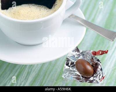 Tasse Kaffee und Schokolade Osterei Stockfoto