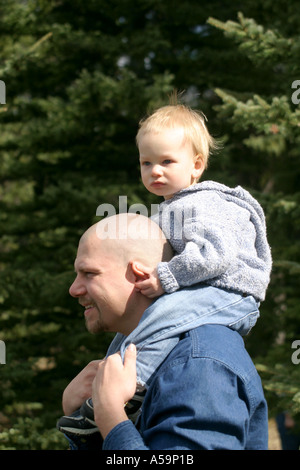 Vater mit seinem kleinen Sohn Stockfoto