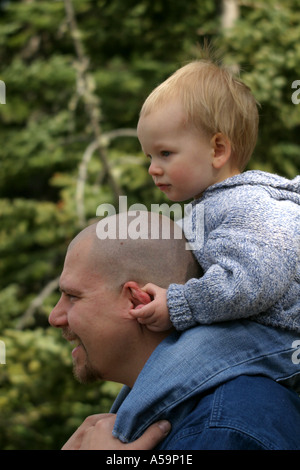 Vater mit seinem kleinen Sohn Stockfoto