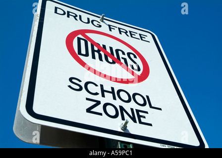 Straßenschild rät, dass dies eine Droge frei Schule zone Stockfoto