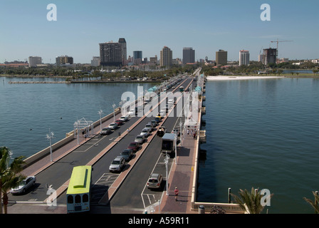 Der Pier in den Golf von Mexiko ist eine beliebte Attraktion in der Innenstadt von Sankt Petersburg Florida mit der Skyline der Stadt im Blick Stockfoto