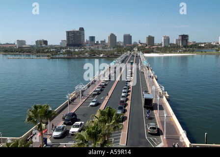 Der Pier in den Golf von Mexiko ist eine beliebte Attraktion in der Innenstadt von Sankt Petersburg Florida mit der Skyline der Stadt im Blick Stockfoto