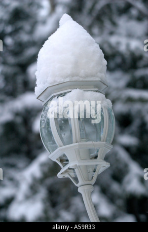 Schnee auf einen Laternenpfahl Stockfoto