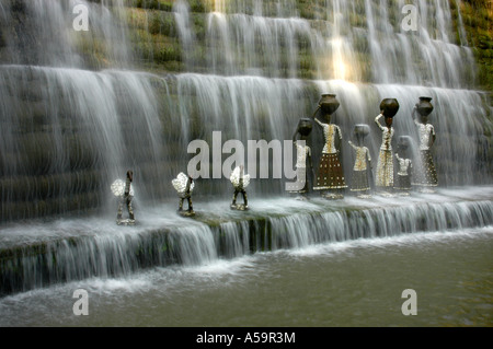 Skulpturen in einem Wasserfall von Nek Chand in Chandigarh, Indien gebaut. Stockfoto